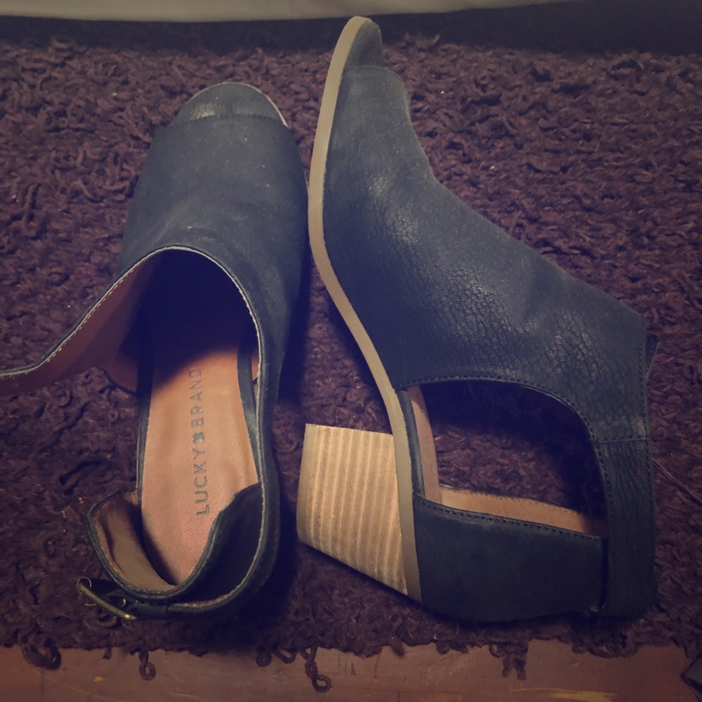 Black leather lucky brand sandals